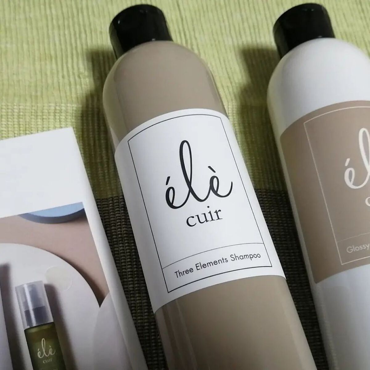 コスメルポ様より、エレキュイールのスリーエレメントシャンプー、グロッシー&スムースコンディショナーを頂きました。
天然由来97%で出来ているノンシリコンなシャンプー&コンディショナーになります。
シャンプーは茶色い液体。
泡立ちも良く、ラベ
