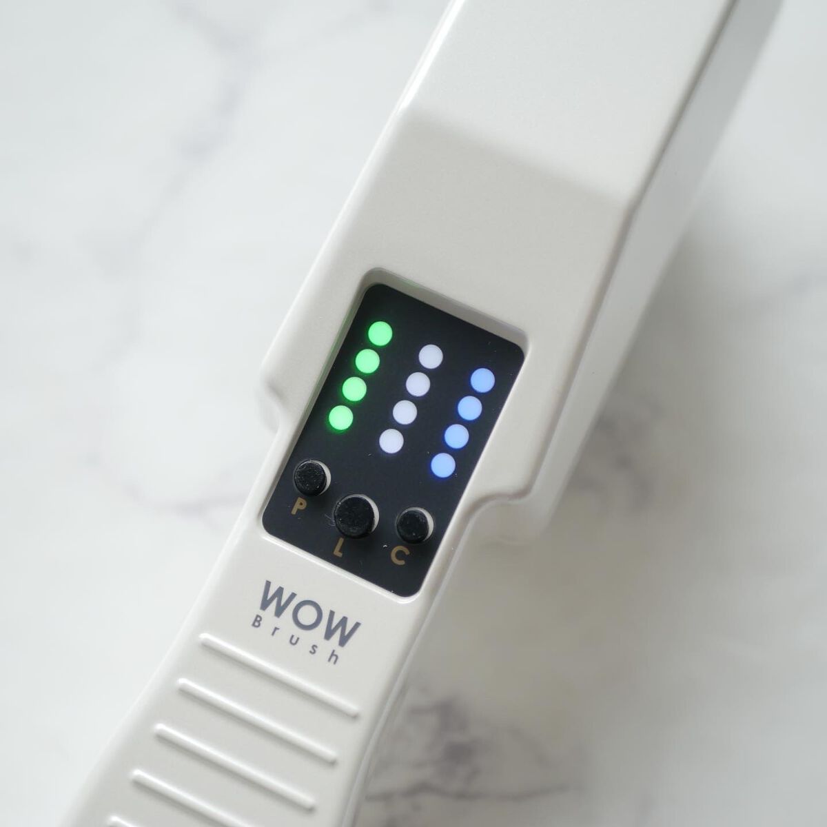 ayaka on LIPS 「\痛い…けど効く!⚡️/⠀⠀ずっと気になってた低周波美容ブラシ..」(3枚目)