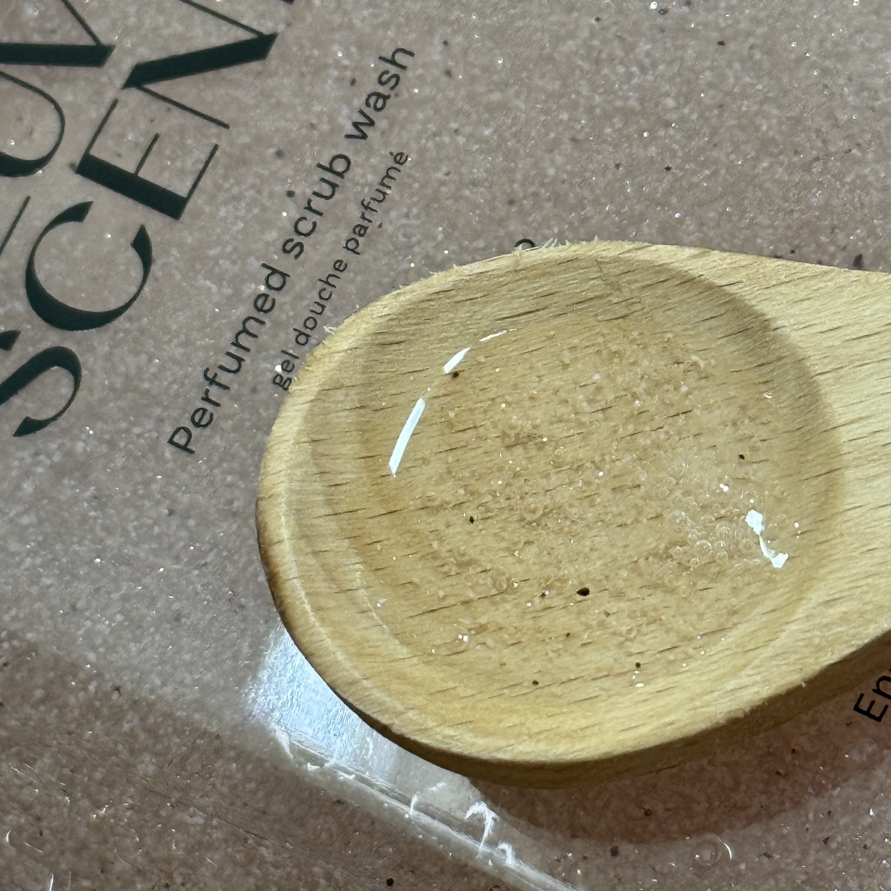 スクラブボディウォッシュ フラワーマーケット ホワイトチューリップ/LUV SCENT/ボディスクラブを使ったクチコミ（3枚目）