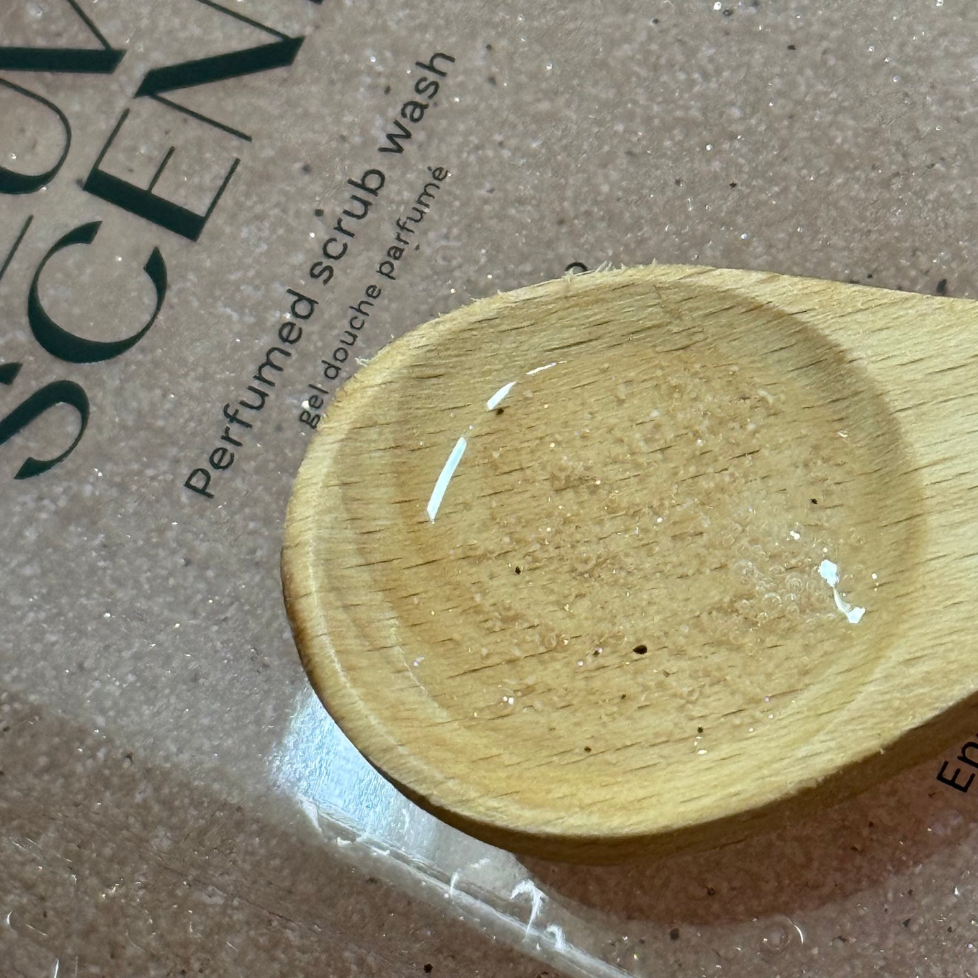 スクラブボディウォッシュ フラワーマーケット ホワイトチューリップ/LUV SCENT/ボディスクラブを使ったクチコミ(3枚目)