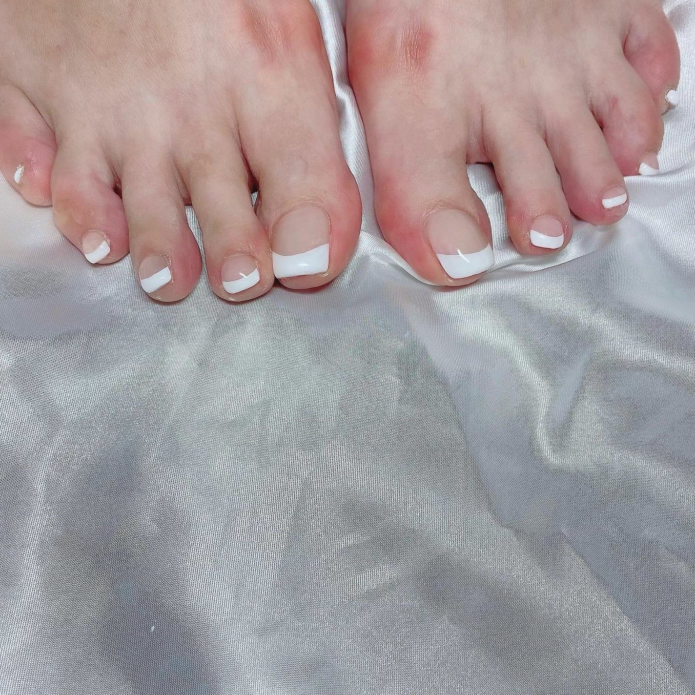 kanna on LIPS 「・・・フットもフレンチ可愛い🤍シアーピンクをベースにひくと明る..」(2枚目)