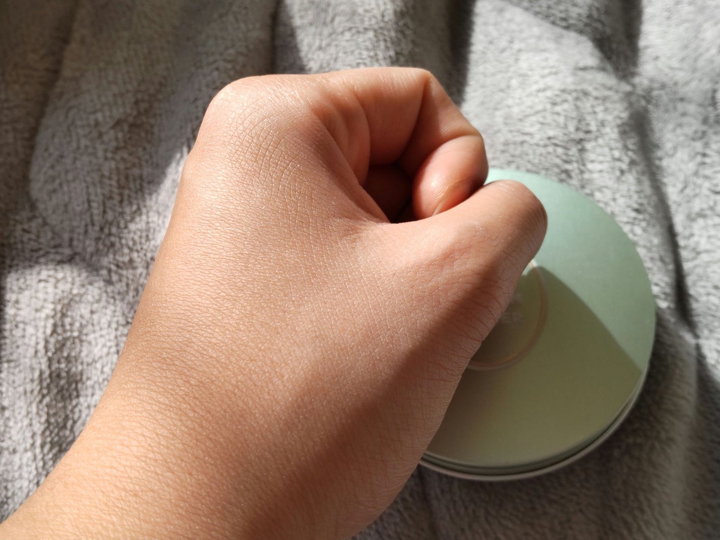 すっぴんパウダーC ホワイトフローラルブーケの香り/クラブ/プレストパウダーを使ったクチコミ(4枚目)