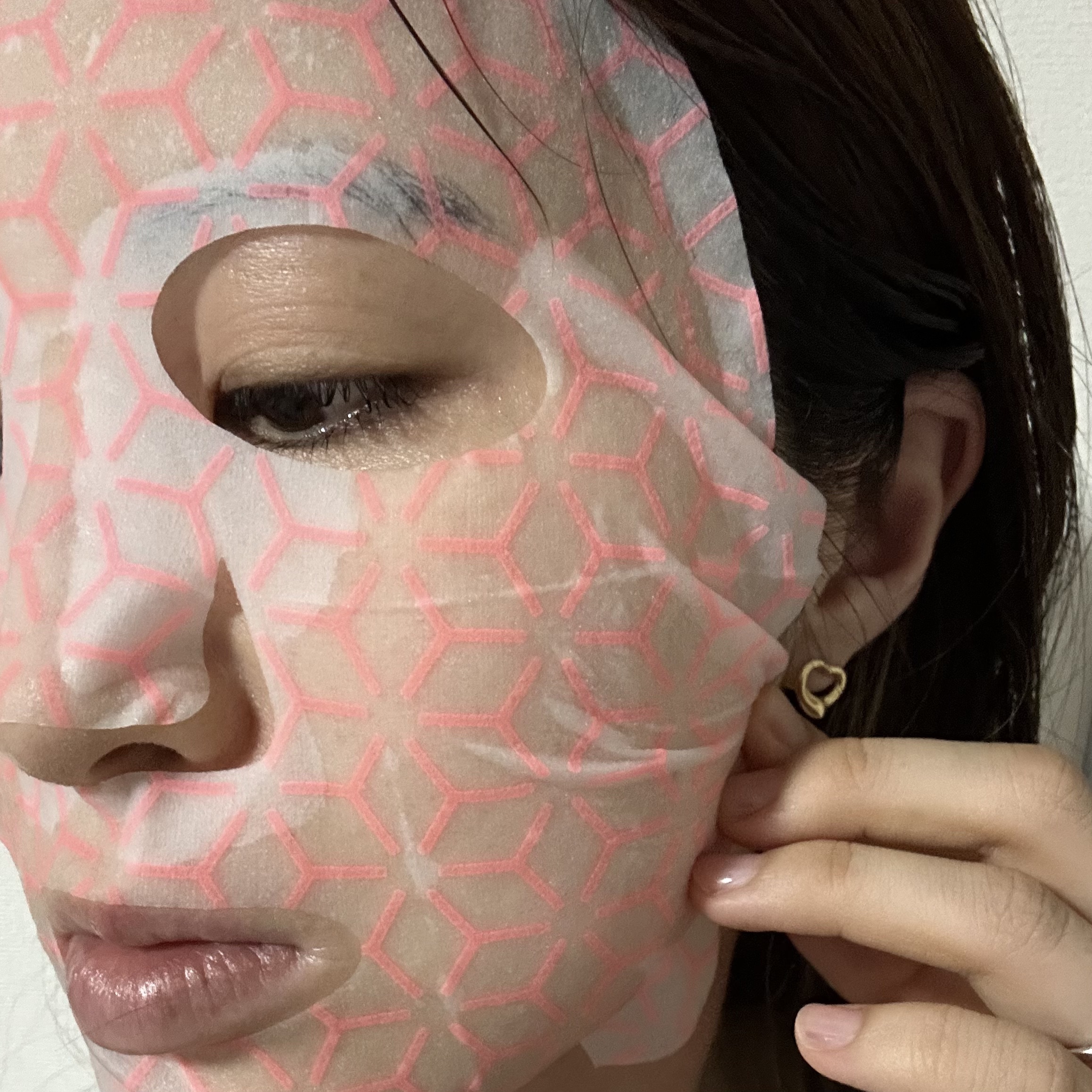 Ariul アリウルLEDルミマスクのクチコミ「アリウルのLEDルミマスク。

お友達がくれました。

暗闇で光るフェイスマスクなんて初めてで.....」（3枚目）