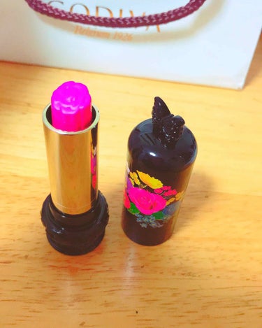 
ANNA SUI リップスティックF F304

誕生日プレゼントでいただきました！
しかも春の新作です\❤︎/
持ってるだけでかわいい😳
どストライクでした！！

感想☺︎︎
赤なのかと思ったらピン