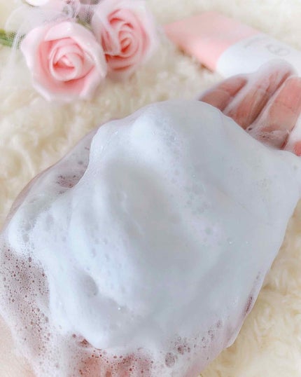 ベリサム ホワイト イン ミルク ホイップ フォームのクチコミ「ピンク×白の容器が可愛い♡
美白成分と保湿成分が含まれていて、
洗顔しながら美白効果も期待.....」(2枚目)