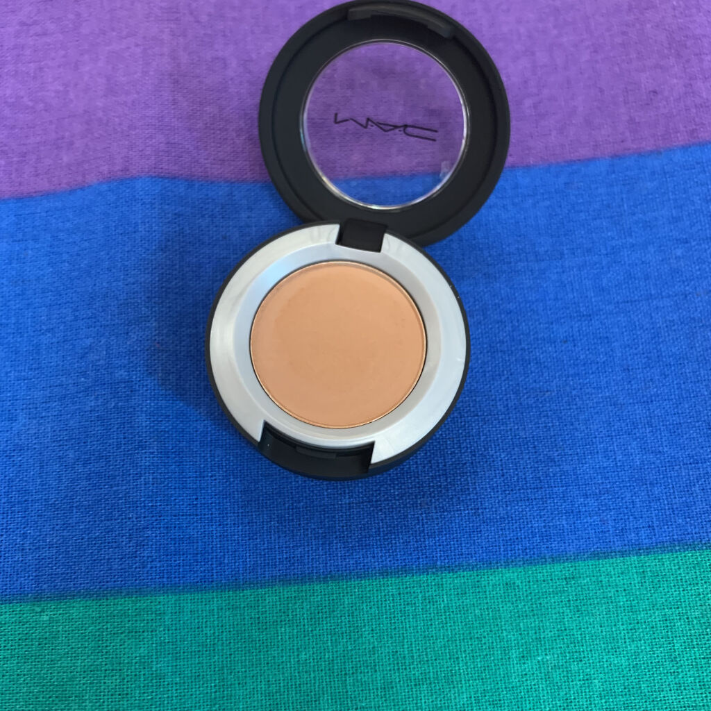 パウダー キス アイシャドウ ワット クラウト！/M・A・C/単色アイシャドウを使ったクチコミ（2枚目）