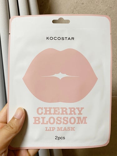 バズりリップマスクを使ってみた👄

【使った商品】
KOCOSTAR　ココスター　リップマスク チェリーブロッサム

【商品の特徴】
ハイドロゲルタイプのリップマスクとして、乾燥して、カサカサになっている唇をしっとりと集中的にケアできる
唇にリップマスクを約 10～20 分密着させる
外した後に残ったエッセンスは軽く叩きながら唇になじませる

【使用感】
パケが可愛い！
梱包がしっかりされてた
見た目が面白いw
LIPSで購入
リップマスクって初めて
ゲルタイプのプルプルテクスチャが気持ちいい
アニメやドラマを見てる間に綺麗になれちゃう
唇がプルプルになった
デート前日はマストアイテムかもしれない

 #お悩み別スキンケア の画像 その0