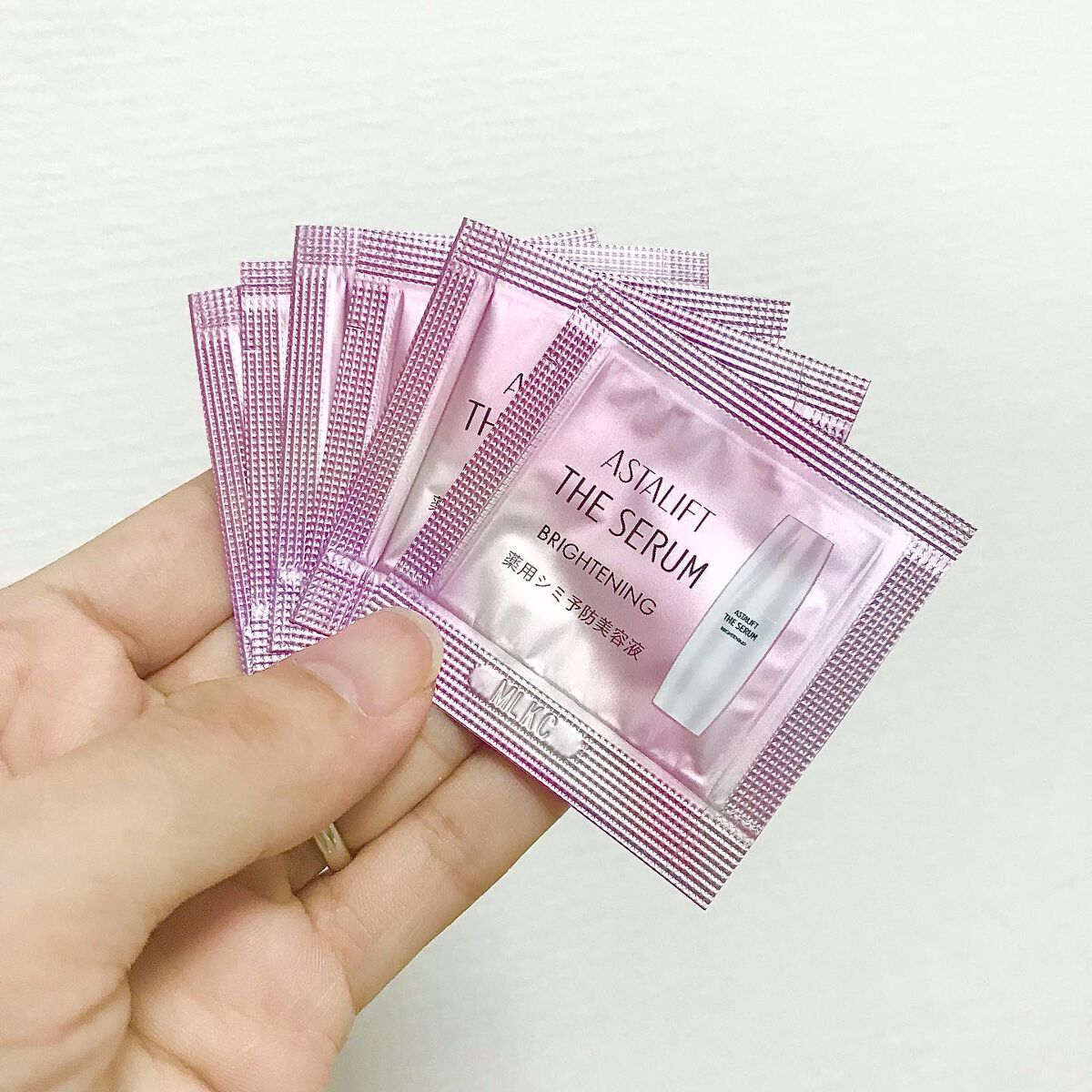 角層まで届ける浸透型リポソームが話題の美白美容液をお試し✨

メラニンの生成を抑えシミそばかすを防ぐトラネキサム酸＆肌荒れ防止グリチルレチン酸ステアリルをW配合！

伸びの良いテクスチャーは使いやすくてお気に入り💓透明感のある肌を目指した