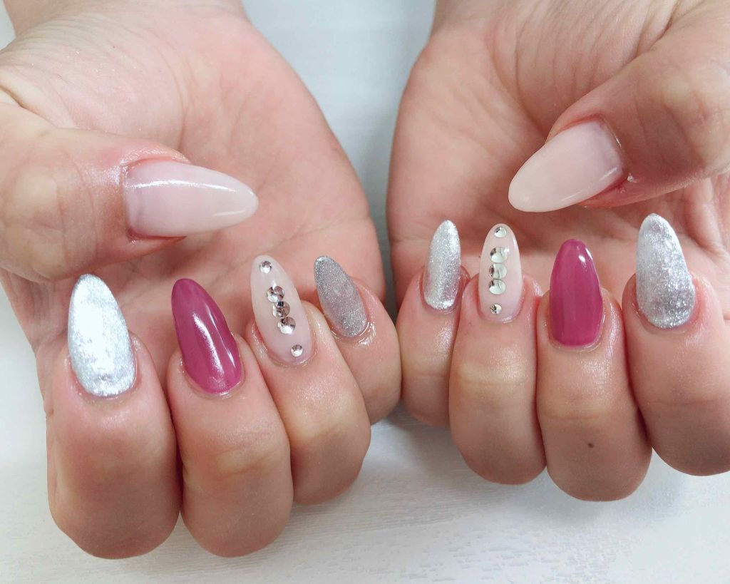 hi ⍤⃝♡\♥︎/ on LIPS 「シルバーとパープルピンクが相性すごくよきなネイル🤤❤️❤️ちな..」(1枚目)