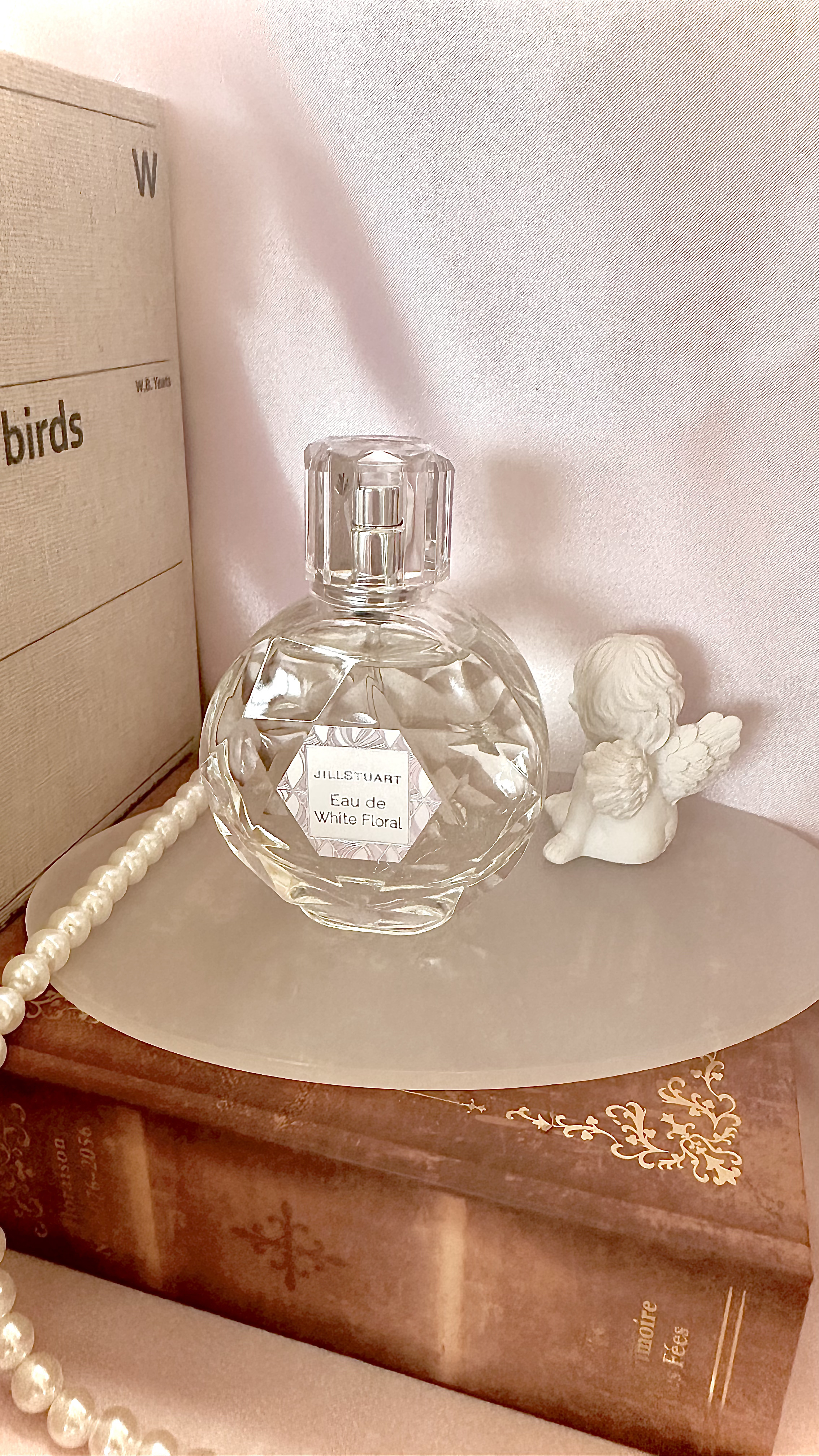 JILL STUART
ジルスチュアート オード ホワイトフローラル 50ml

春の訪れを感じる、可憐な香りを纏いませんか？
JILL STUART オード ホワイトフローラルの、ほんのりとした甘さと清楚なフローラルの香り。
まるで可憐な