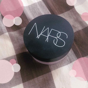 𓍯 NARS
ライトリフレクティング
セッティングパウダールース


ルースパウダーです🐶


白いパウダーですが
顔につけると無色になります ◯

粒子がとても細かくて
毛穴を埋めてくれてふわっとフィ