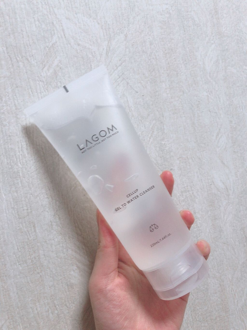 LAGOM ジェルトゥウォーター クレンザー

朝用洗顔気になってたので買ってみました！
朝弱いので、いちいち泡立てるの面倒くさい…のは私だけかもしれませんが笑

一言で言うと、顔洗ったのにモチモチ！突っ張らない！て感じです。
さすが美容大