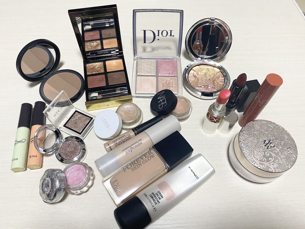 
❤️艶肌メイクの必需品❤️

デパコスとプチプラを合わせて
取り入れるのが好きです(*^^*)



写真にあるアイテムの中から
肌状態に合わせて使うことが多いです‼︎


マスクで艶肌はちょっと…って方も
コスメデコルテのパウダーを取り