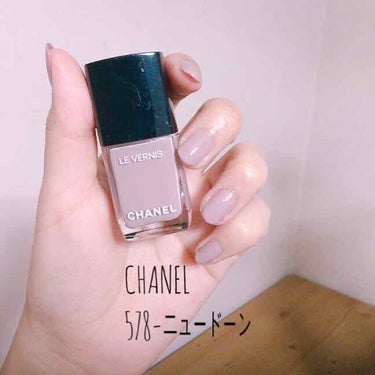 【CHANEL】ネイル エナメル ¥3,200
■578-ニュードーン


ピンクベージュの色味で、指先が綺麗に見えます。
オフィスでもOKなカラーだと思います。
男ウケも良さそうです！
ラメ無しです。