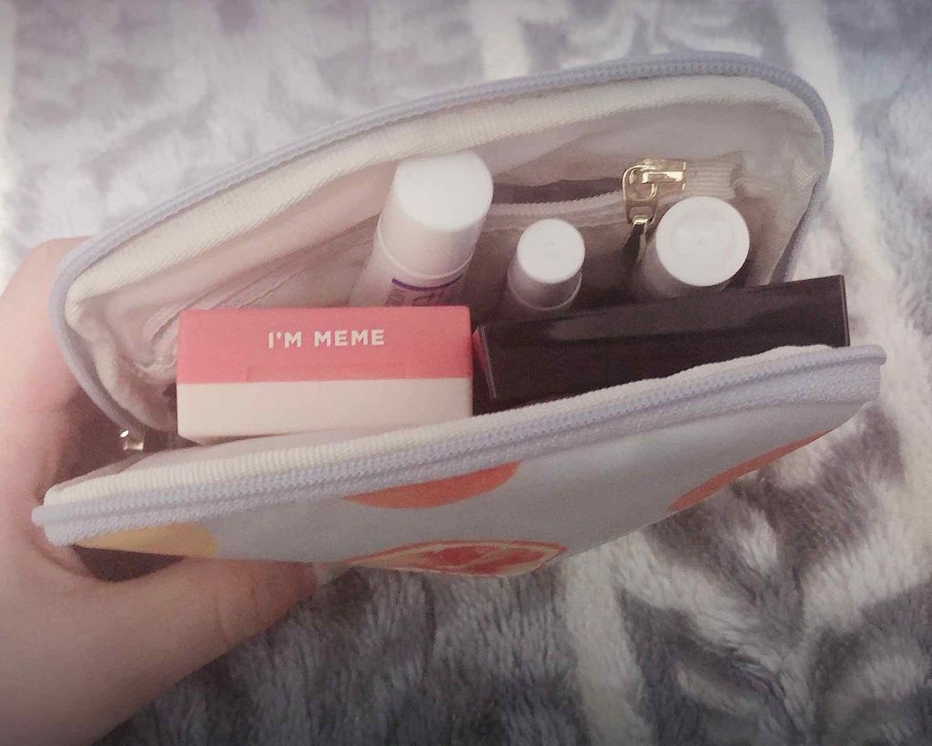 ミケ(笑) on LIPS 「今回は私の新しいポーチに入る最低限のコスメを紹介する。ここちら..」(2枚目)