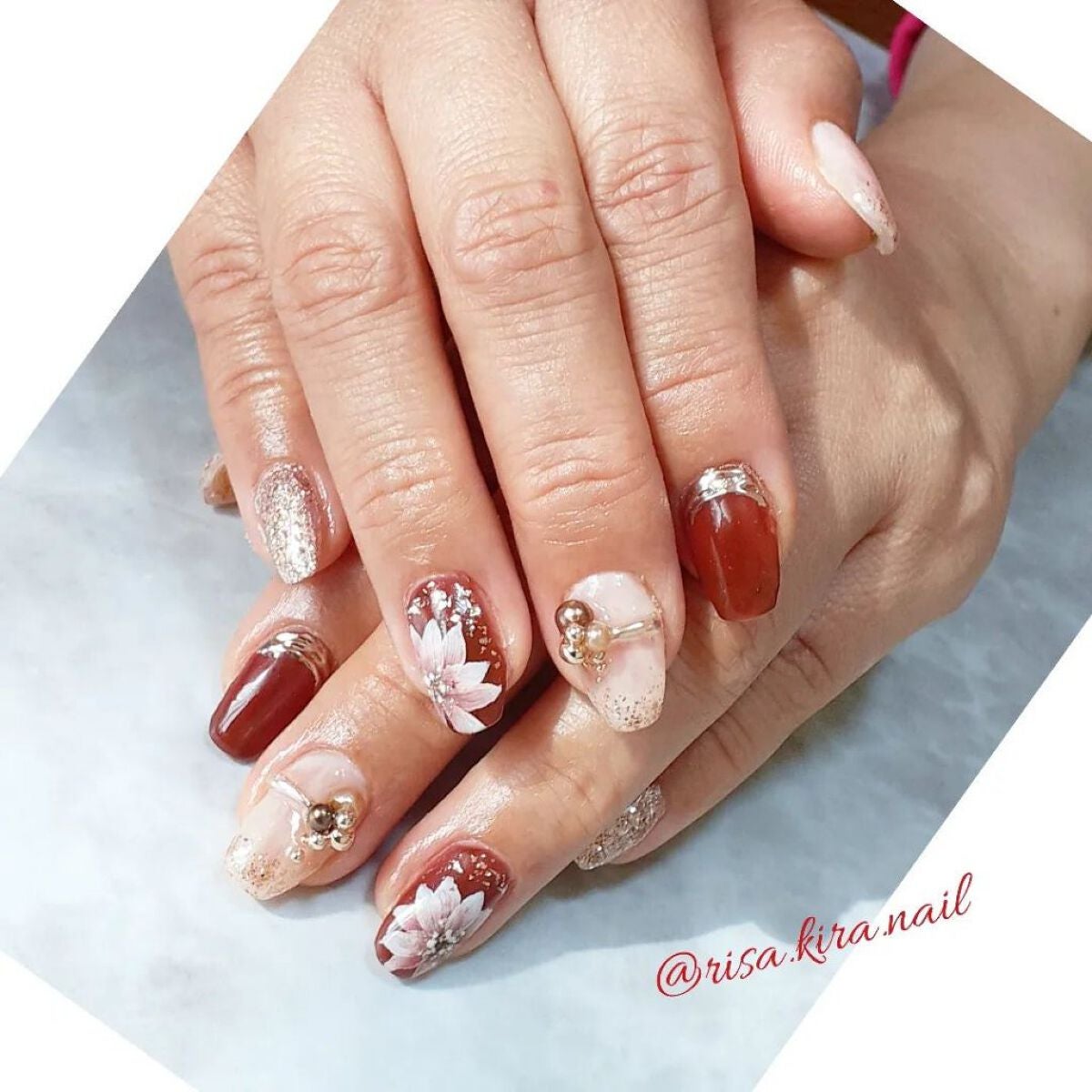 r.kira.nail on LIPS 「🤍🤍🤍フラワーデザインもたまにはいいよね~😆✨お正月ネイルにも..」(1枚目)