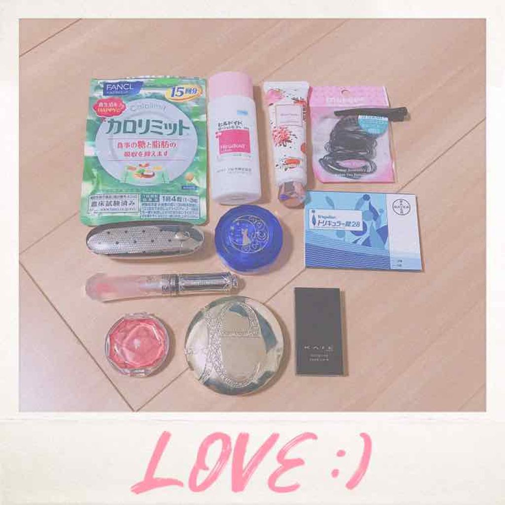 м on LIPS 「࿐·˖✶私の必需品ポーチの中࿐·˖✶皆さんこんばんわ🌙*мです..」(1枚目)