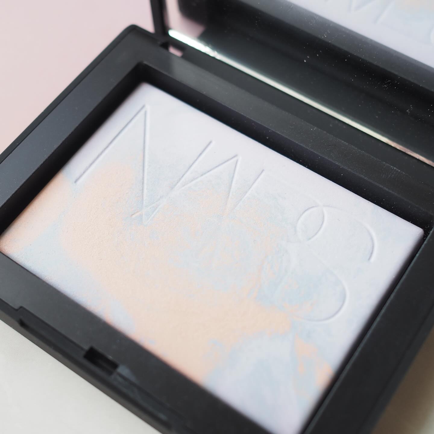 ライトリフレクティング プリズマティックパウダー/NARS/プレストパウダーを使ったクチコミ（2枚目）