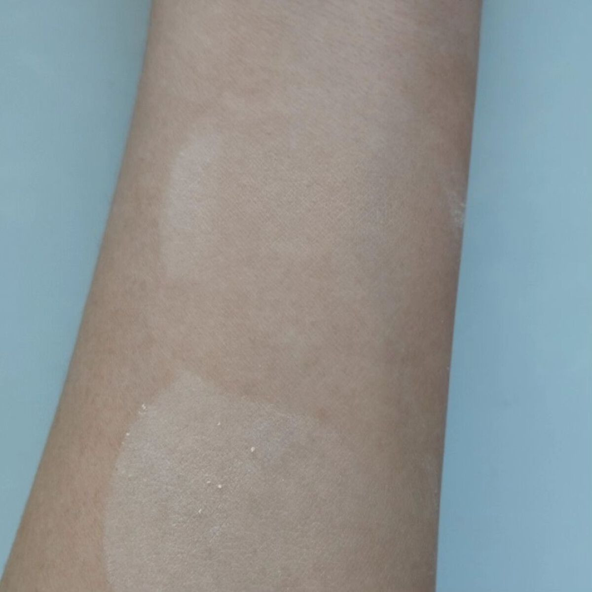 ABOUT TONE グローパウダーパクトのクチコミ「メガ割で購入してた 
👍🩷
コンパクトで持ち歩きに便利,👍😀

個人的にはピンクのほうが好きか.....」（3枚目）