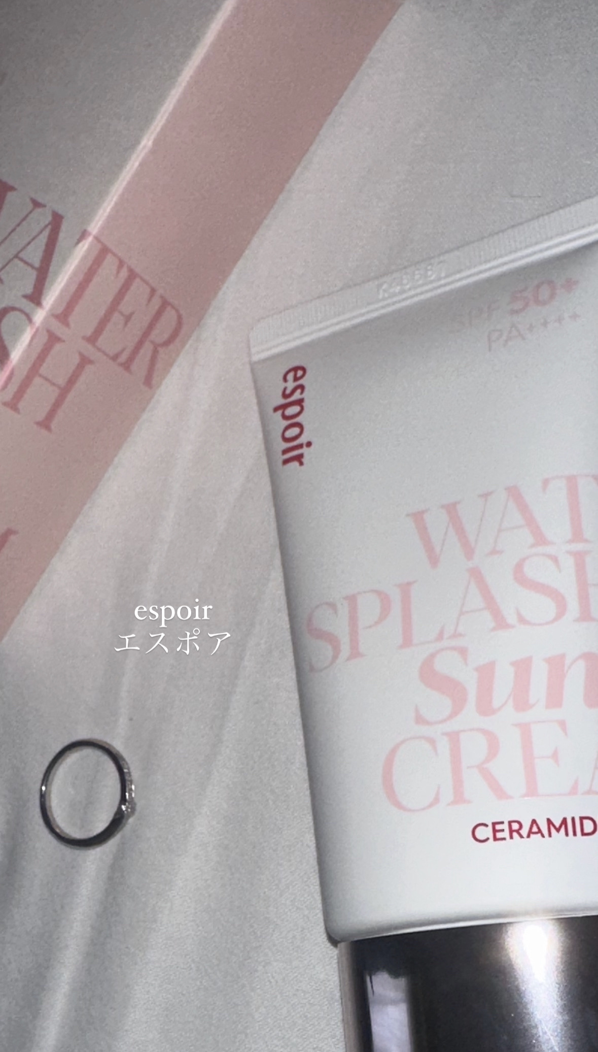 リピ6回目のウォータースプラッシュサンクリーム セラミド、、


もうさ、ツヤ感がすき、肌との密着度がすきで
他の日焼け止めなんか浮気しては帰ってきてるよ。🫶

伸びもとても良くて毛穴などもしっかりカバーできなにより保湿力が抜群です！
下