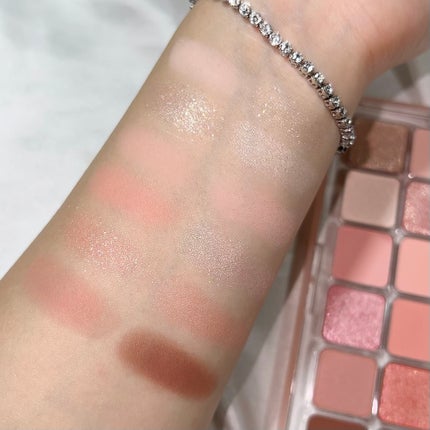 CLIO プロ アイ パレット エアーのクチコミ「果汁感たっぷりの林檎カラー🍎︎💕︎✨️
華やかなラメがめちゃくちゃ可愛い🥺🥺🥺
CLIO.....」(3枚目)