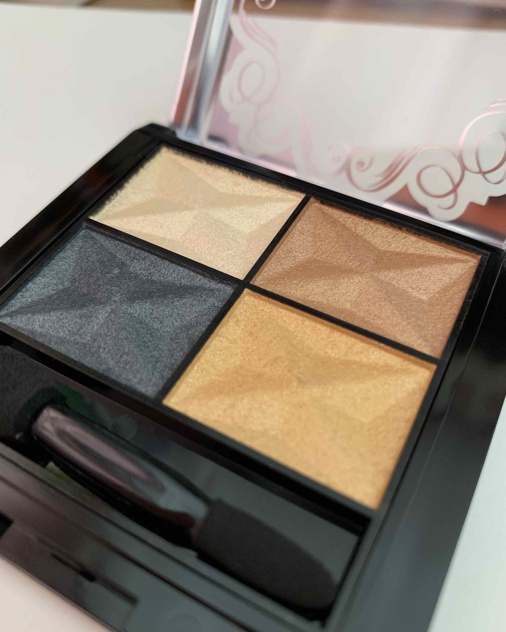 カラフルアイシャドウ/DAISO/アイシャドウパレットを使ったクチコミ（1枚目）