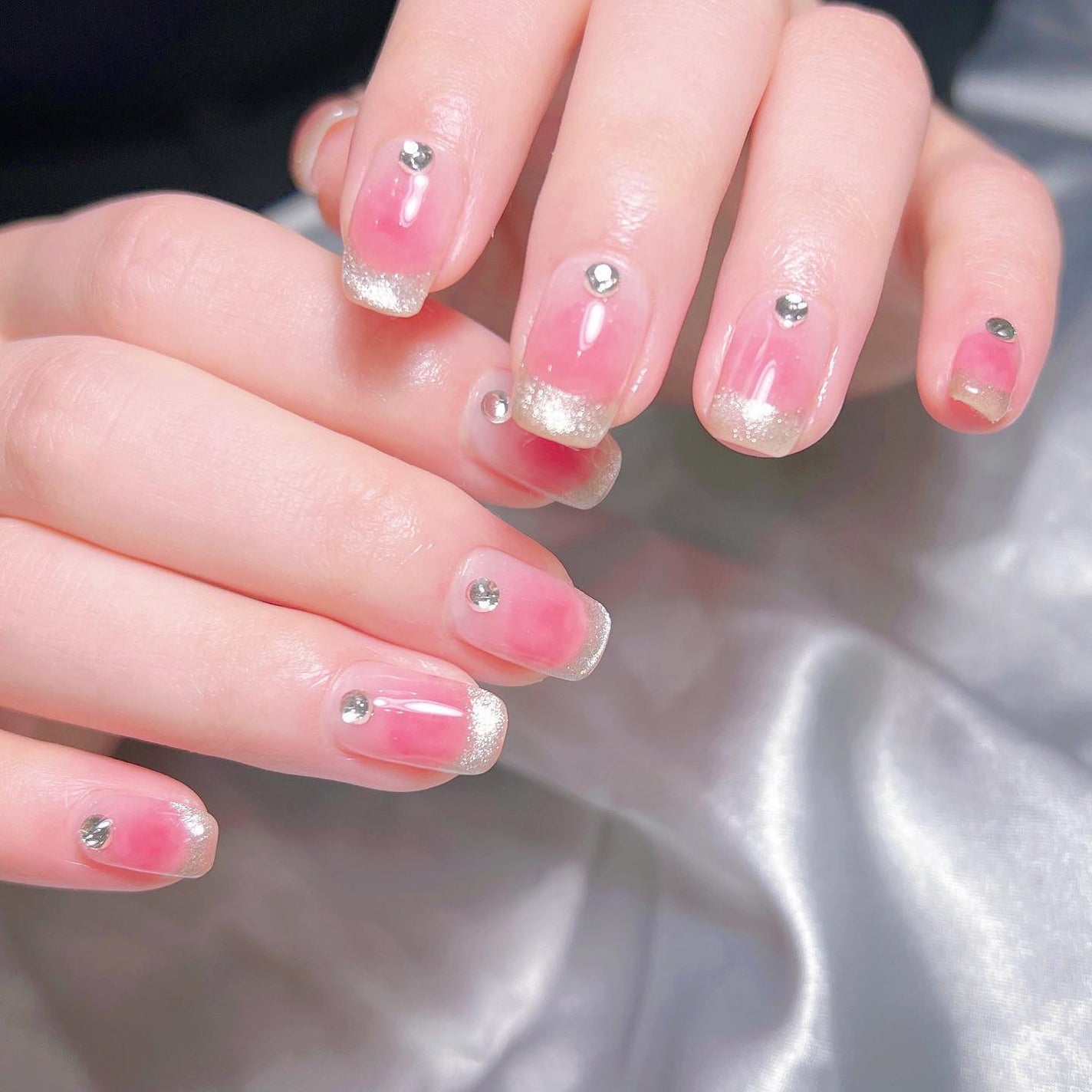 なかやまちえこ on LIPS 「チークネイル×マグネットフレンチ💅⠀⠀@aby_sharena..」(2枚目)