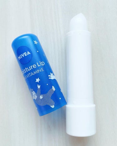 NIVEA
モイスチャーリップ
ビタミンE配合


このニベアのリップ、初めて買いました。
毎年可愛いデザインのニベア缶が売っているのは知っていたけど、リップも同じデザインで発売されてたのは知らなかった！


今年のイラストめちゃくちゃ可愛くないですか？
今使ってる青缶なくなったら、缶も欲しい☆


無香料とビタミンE配合の2種類売っていて、ビタミンE配合にしてみました。


シアバター・ホホバオイル（保湿成分）配合。


固めだけど塗りやすくて、ベタつかないのでリップの下地としても使いやすそう。
乾燥が気になる日中にサッと塗れるリップです。


NIVEAは歴史が長いだけあって、やっぱりいい商品ばかり♡
これもすごく気に入りました✨





#nivea #ニベア #ニベアリップ #リップケア #コスメ購入品 #ニベアモイスチャーリップ #このツヤリップ逸材です の画像 その1