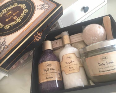 
🎉SABON New Year’s Gift Box  2019🎉

今回はSABONの福袋をご紹介させて頂きます👏🏻

私はSABONの公式ホームページから予約をし購入しました。
お値段は￥1000