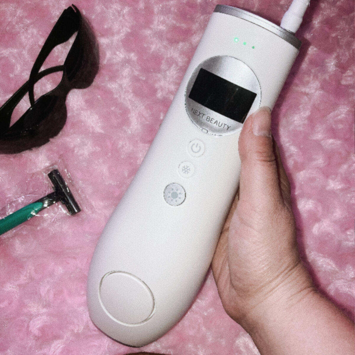 家庭用冷感光脱毛器　NEXTBEAUTY 楽天市場】NEXT BEAUYT 家庭用冷感光脱毛器 NBD03 | 価格比較