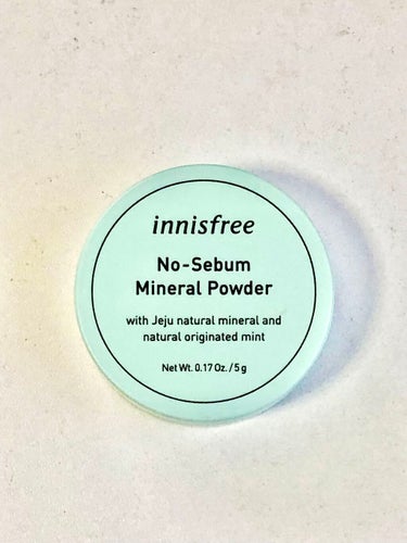 innisfree　ノーセバム ミネラルパウダー





2つのパウダーが、テカリのもととなる皮脂と汗をコントロールしてサラサラな肌にしてくれるルースタイプのパウダー。



皮脂吸収のパウダーが肌表