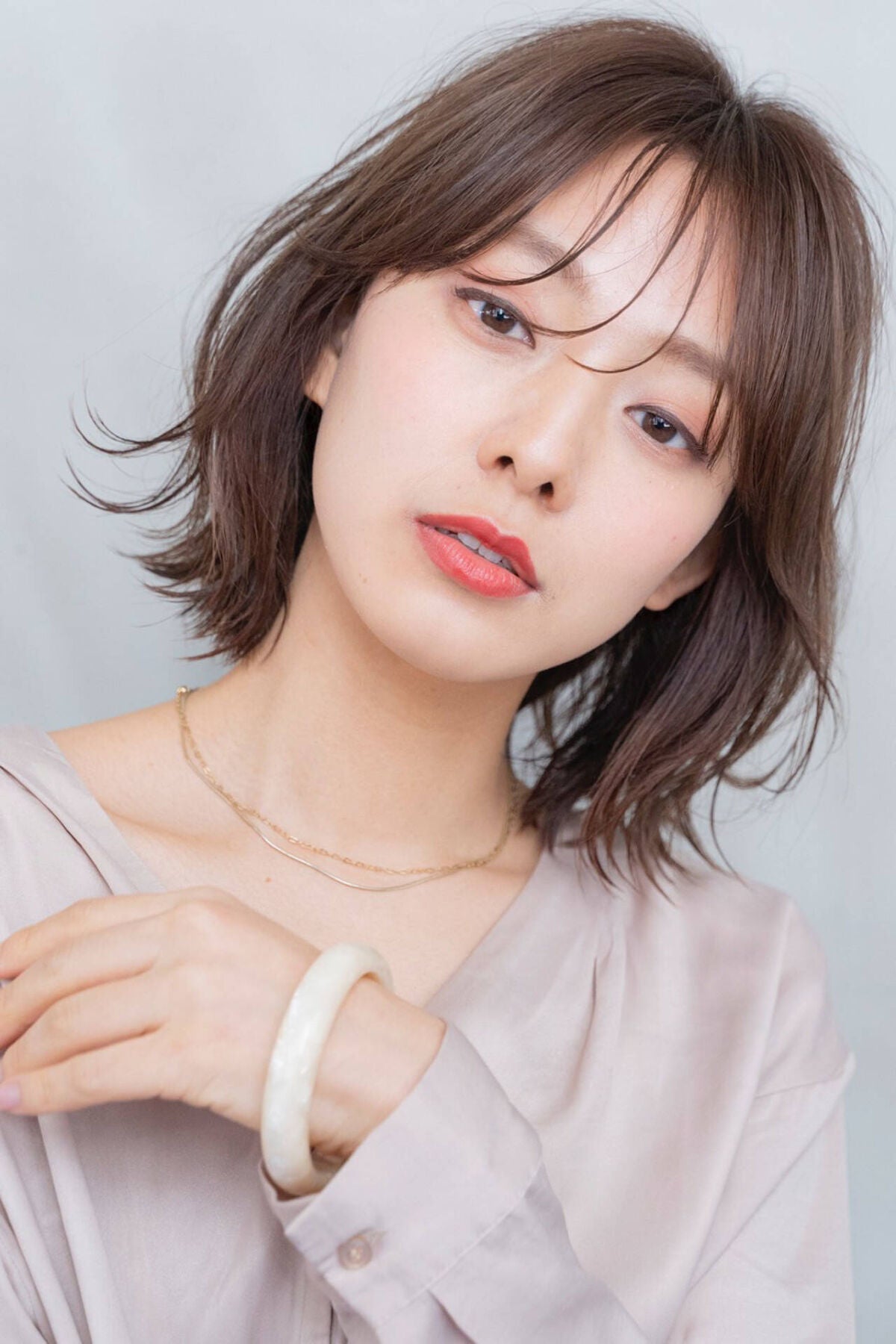 肌年齢の調べ方とは?セルフチェック方法から若く見せる方法まで紹介のサムネイル