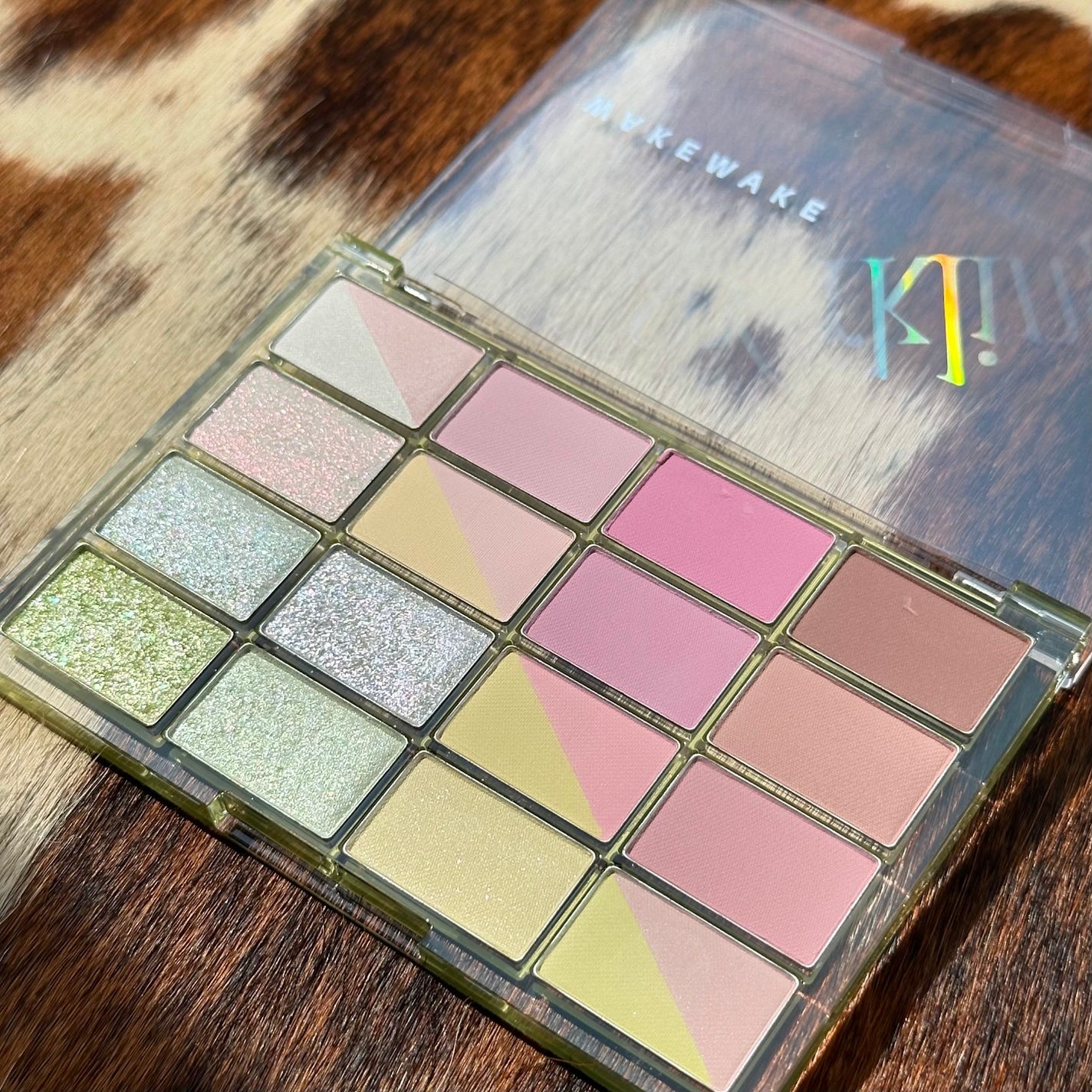 ソフトブラーリングアイパレット/wakemake/アイシャドウパレットを使ったクチコミ(2枚目)