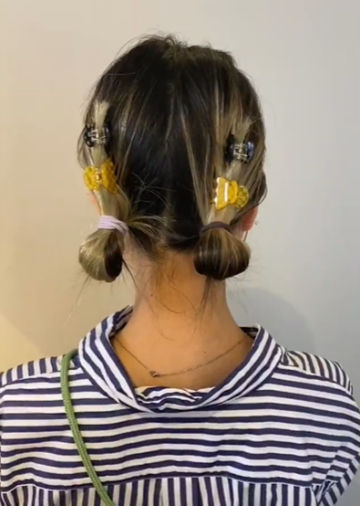 ミニクリップで留めたツインテール
