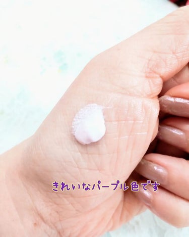 「肌悩みを色補整してカバー💜澄んだ顔印象仕上げ✨」

アリィー カラーチューニングUV
01 ENNUI PURPLE
SPF50+・PA++++

今回はアリィーの3色展開の日やけ止めから、
パープル色を使用しています😌
普段はイエベなので、ベージュ系を使用することが多く、
憧れの儚げな印象に近づけたらと思い使用しています🤍

テクスチャーは薄い紫色でしっとりと肌になじみ◎👌白浮きせず、肌色が自然に明るくなり好印象です💕私が使用している01 ENNUI PURPLE毛穴＆くすみがある方に対応しているそうです✨ファンデを重ねて塗ってみましたが、よれたりせず、崩れも気になりませんでした。

特徴として、
✅カラーチューニングUVだけでとてもキレイな仕上がりが叶えられること💙
（ノーファンデUV※1）
※1 ファンデーション未使用時でも、自然なベースメイクが仕上がる日やけ止めのこと

✅くずれにくい惹き寄せ美肌のヒミツがあります→→ひと塗りで約750万個*👀
（１回使用量より算出）の毛穴ぼかし＆UVカットカプセル*（毛穴ぼかしパウダー/UVカット成分/顔色補整顔料を美容液成分（ヒアルロン酸Na：保湿)で内包したカプセルのこと）が肌にきめ細かく均一に密着し毛穴をカバーしてくれるそうです💚

私が使用した感想はノーファンデUV※1なので、これ1本の手軽さがとっても良かったです💖お休みの日で家にいる時は使用したいです😌

🔶日やけ止めだけで、ノーファンデUV※1
※1ファンデーション未使用時でも自然なベースメイクが仕上がる日やけ止めのこと。
🔶８時間テカりにくい&くずれにくいデータ取得済み
（※メイクアップ効果による　花王調べ。効果には個人差があります。）
🔶しっとりとした質感の日やけ止め

このような日やけ止めをお探しの方に使いやすいと思います😊

お読み頂きましてありがとうございました🙇

「ALLIEのプロモーションに参加中」です

#アリィー#クロノビューティカラーチューニングUV
#アンニュイパープル#提供
の画像 その2