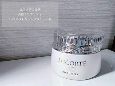 こんばんは！ちさとです☺️


本日は
《DECORTÉ AQ ミリオリティ リペア クレンジングクリーム n》
のご紹介です🥰



肌にのせるとコクのあるクリームが
肌にピターっと密着してくれます！