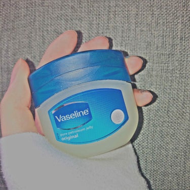 【Vaseline】
✎乾燥肌に
カサついたとこに塗るだけで潤いを与えてくれます。ベタベタするけど保湿に関しては最適。
でも、油肌性なので顔に塗ると日焼けしやすくなります。

✎リップクリームとして
ぷ