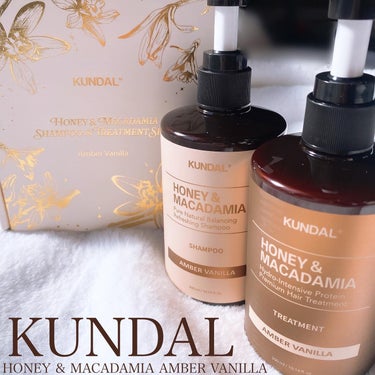 _

KUNDAL
HONEY & MACADAMIA
AMBER VANILLA
SHAMPOO & TREATMENT SET
クンダル ホリデーエディション
ハニー＆マカダミア アンバーバニラ
シ