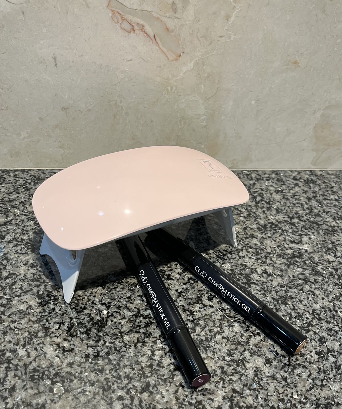 秋冬の新色であるキャメルクリアとモーヴを塗ってみました。 普段はピンク系やベージュ系を塗っていますが、こちらを塗ると一気に秋モードに！ 筆タイプなので塗りやすく、 発色も良いです！ 簡単、綺麗、お手頃価格なので普段マニキュアの方にもオススメ