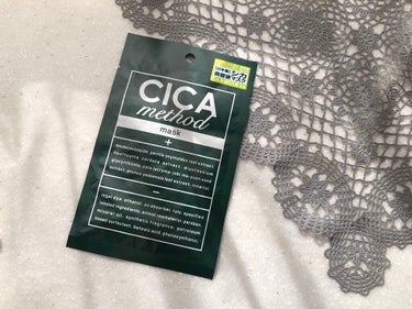 📝
CICA method mask シカメソッド　マスク

たっぷり美容液が入った、シカマスク。
密着度の高い、吸収性に優れたシートが、ピッタリフィット。
季節の変わり目の乾燥した肌を整えてくれます。
10から15分ひんやりとしたパック。
袋に残った美容液は、首やデコルテ、手などに贅沢に使いました。

お肌しっとり👍

敏感肌・ニキビ肌のケア用ですが、
肌荒れ防止や、皮膚の乾燥を防いで
お肌の保湿・保護ができるので、いまの季節にはぴったりです👍
マスクのムレや摩擦の肌荒れにもお薦めです。

🌿美容大国韓国で " 肌再生クリーム " として話題の " シカクリーム " 。
そのシカクリームのコンセプト成分である薬草 "ツボクサ" のエキスを配合し、
オリジナル処方で日本古来の植物成分などをプラス。より日本人のお肌に合うようにと作られた " 日本製シカブランド＝CICA method " です。

__________________________________
の画像 その1