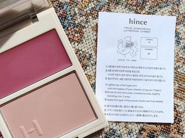 hince
⧉ True dimencension Layering Cheek ⧉

◆ L001 Allure in the air
◆ L004 Refinement

✼••┈┈┈┈••✼••┈┈┈┈••✼

発売当初、かなり話題だったトゥルーディメンション レイヤリング チーク。

何が話題かというと、その名前の通り重ねて色を楽しむレイヤリングチークという所。

それぞれのパレットにニュアンスカラーが2色セットされてます✨

しかもクリームチークとパウダーチークのテクスチャーも違うというこだわり。

更には、クリームチークって埃が付きやすいんですがクリームの部分には透明なカバー付き❤️‍🔥

このシリーズのクリームチークは、さらっとした質感なんだけど少し固め。
指でくるくるすると柔らかく指先に取れるんですが、ブラシやスポンジだと私はうまく塗れませんでした🤔
なので私は指で塗るのが好き。

上にパウダーを重ねるときは、少しふわっとした毛量多めのブラシで軽く重ねるとムラにならずに、全体的に柔らかくレイヤリングできて良かった！
の画像 その0