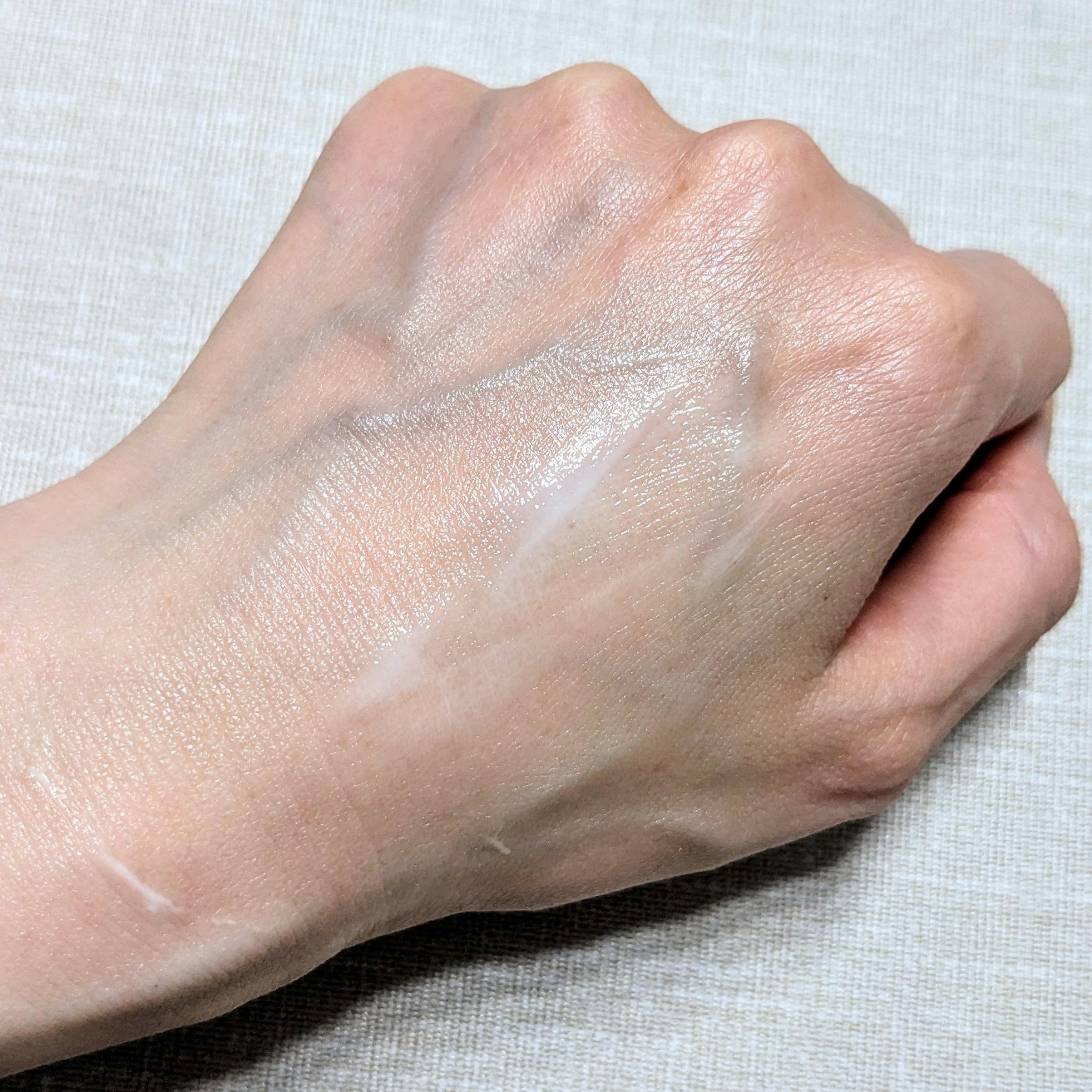 なぽりたん🍮のクチコミ「CLARINSの高級ナイトクリームです！

オーストラリアの西部の砂漠地帯に生息する「カンガル.....」（3枚目）