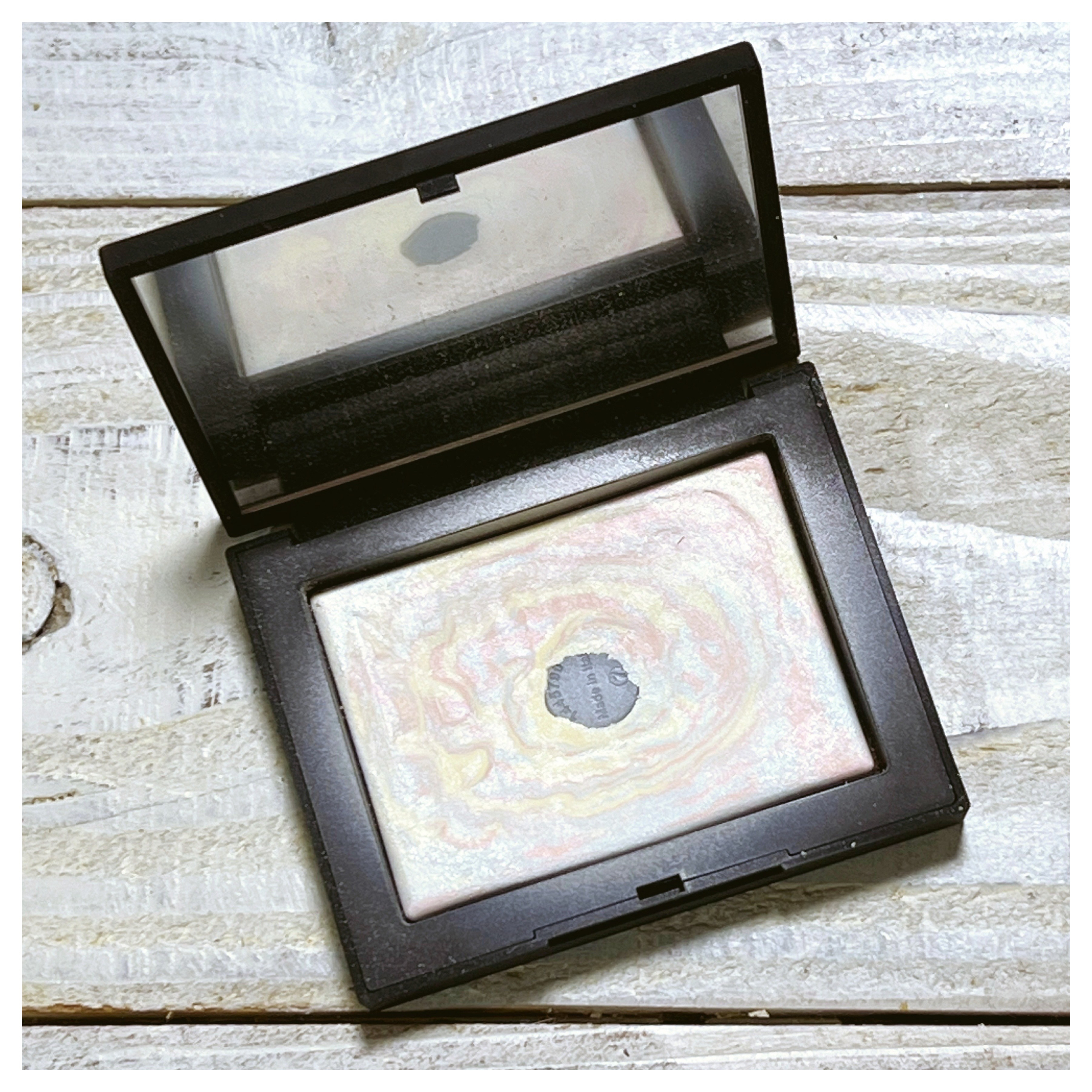 ライトリフレクティング プリズマティックパウダー MOONWAVE/NARS/プレストパウダーを使ったクチコミ（2枚目）