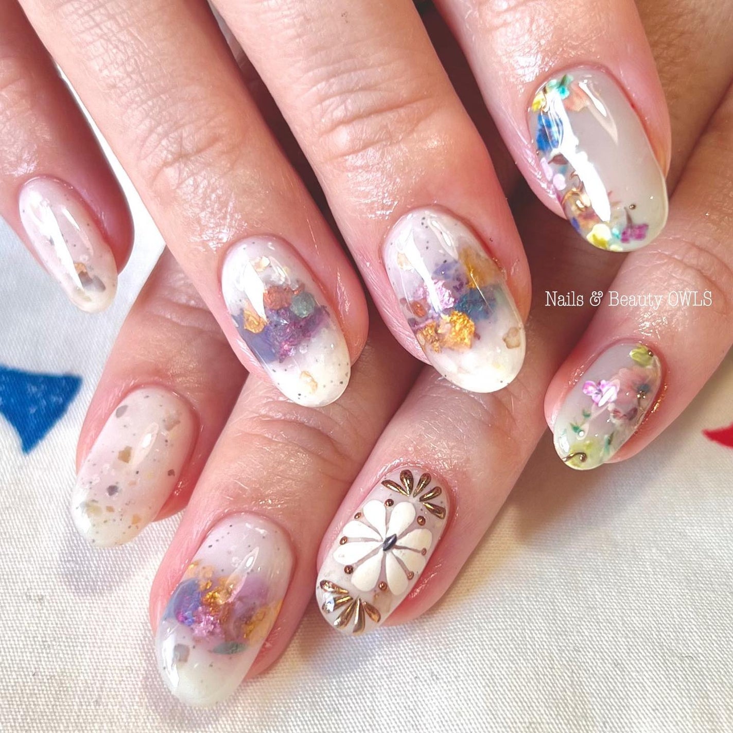 ぴよこれいと あうるす on LIPS 「前撮りネイル。和装と洋装に合うように。そんなオーダー。ご結婚、..」(4枚目)