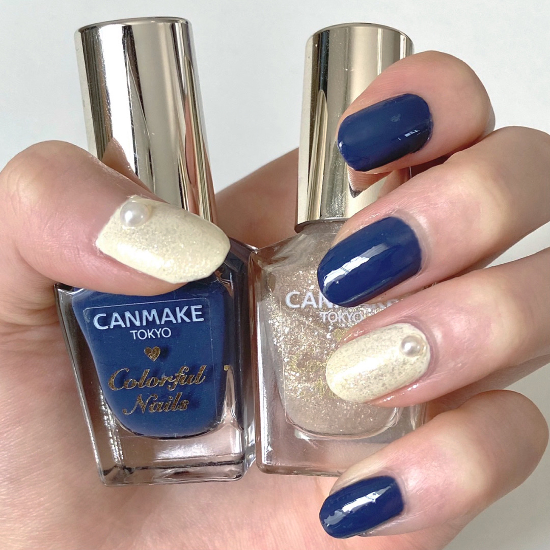 今週のネイル🫐

キャンメイクのカラフルネイルズN57とpaのF001をベースに2度塗りして白の方にはN66を重ね塗りしました！

paのF001は結構ちゃんと白に発色してくれるのに真っ白って感じじゃなくて浮かないのででおすすめです！

