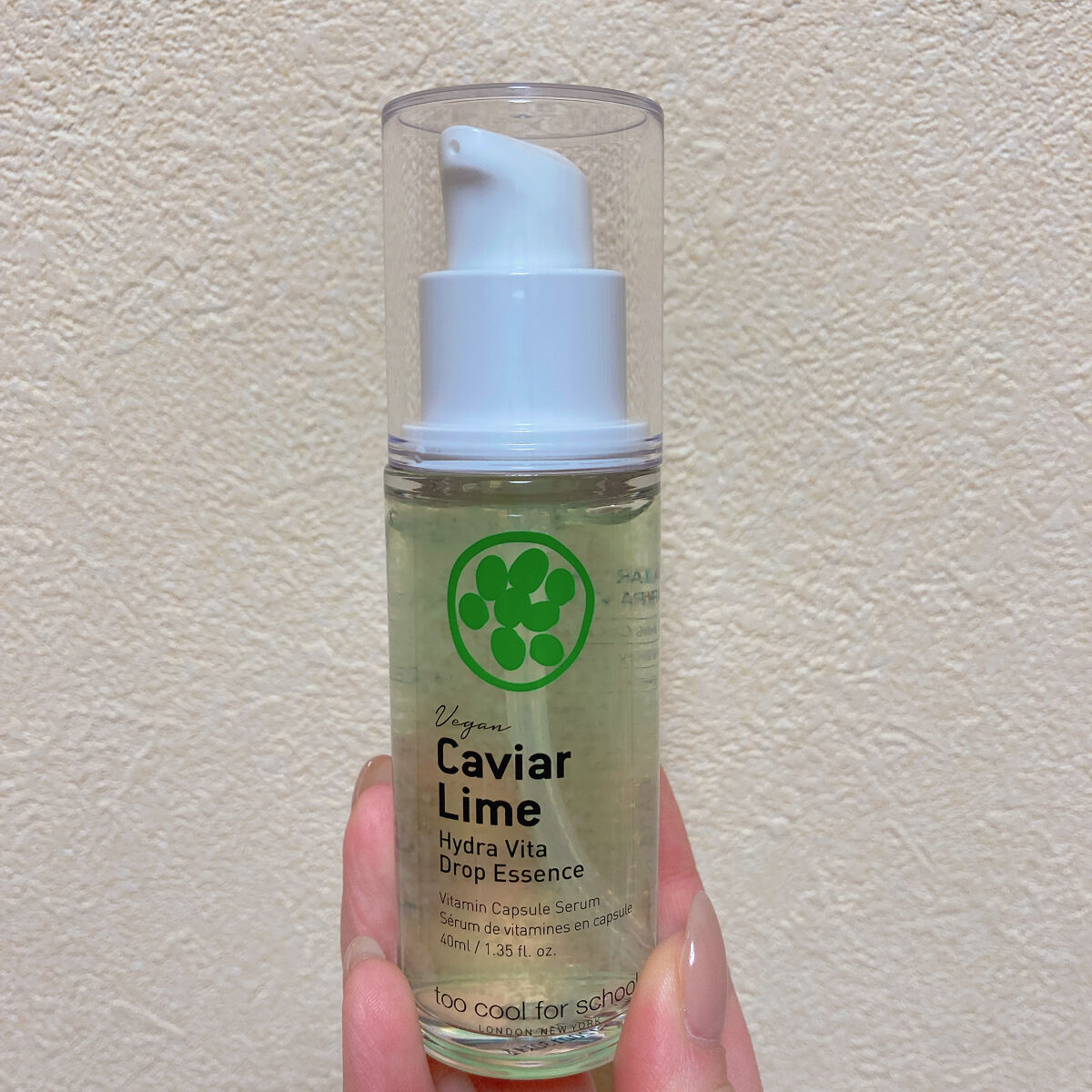too cool for schoolCaviar Lime Hydra Vita Drop Essence

男性のシトラス系の香水の香りがする。
好き嫌いかなり分かれそう。
私は好きで朝に使いリフレッシュしてます。

中につぶつぶが入っ