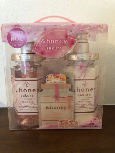 &honey サクラ ディープモイスト シャンプー1.0/ヘアトリートメント2.0のクチコミ「今更ですが、&honeyの桜バージョン使ってます🌸

見た目が本当にかわいくて、使い心地もしっ.....」（1枚目）