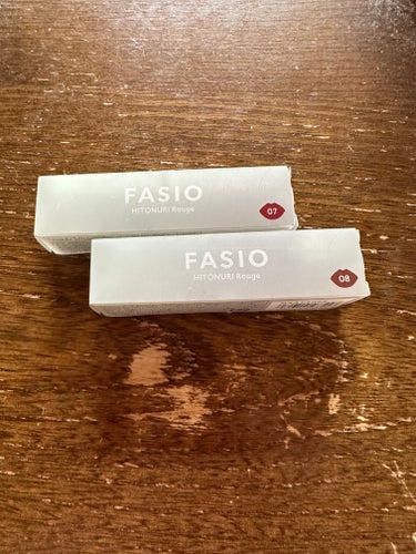 FASIO　の　ヒトヌリ ルージュ　です♪

お色は
07  テラコッタ
08  ショコラブラウン

3.8g  1300円程

ひと塗りで美発色
付けたての色を一日中キープ

スルスル伸び広がり、滑ら