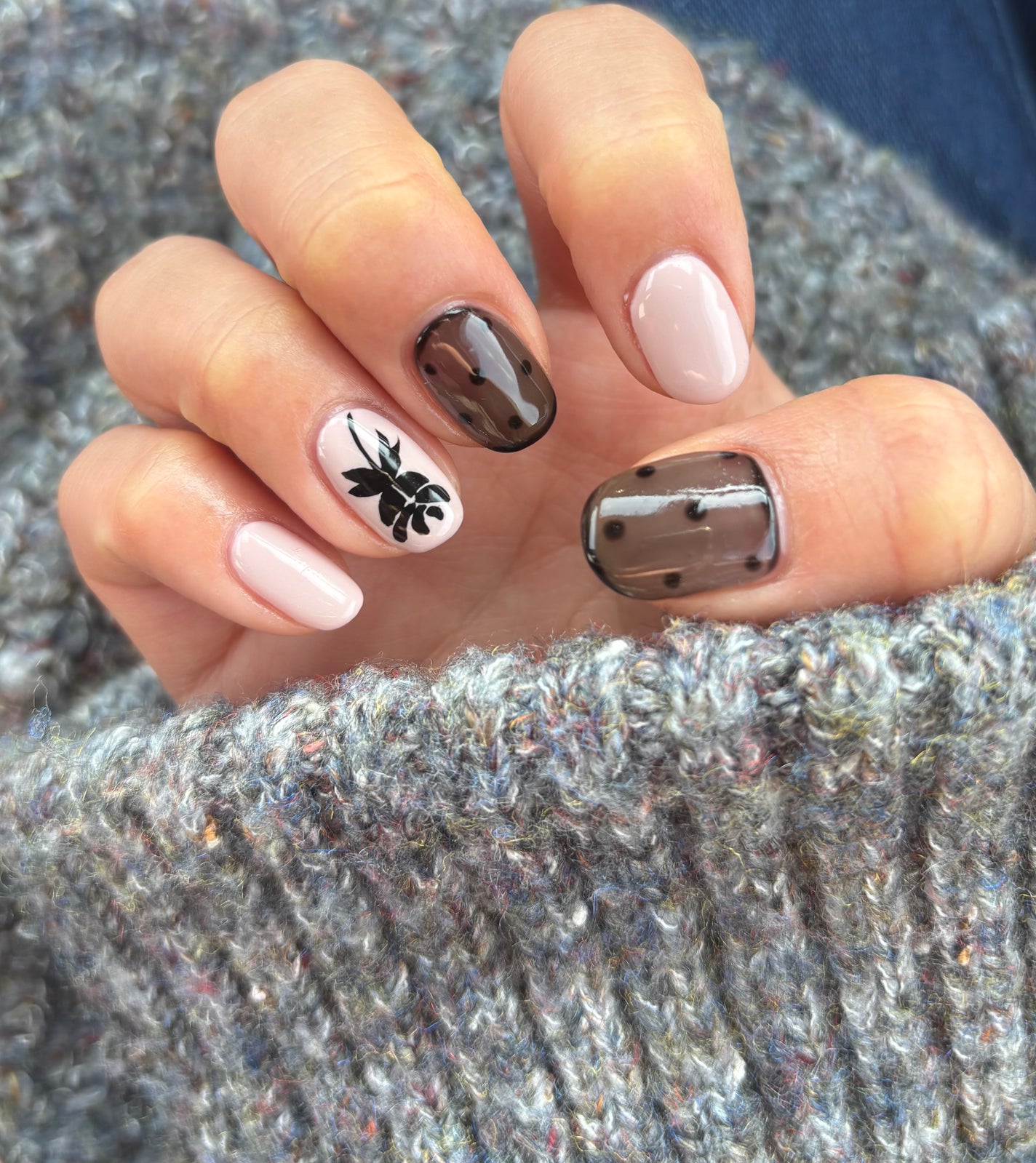 ERIKA on LIPS 「ネイルを変えた💅🏻去年もやったけど、可愛かったしサロンも違うの..」(2枚目)