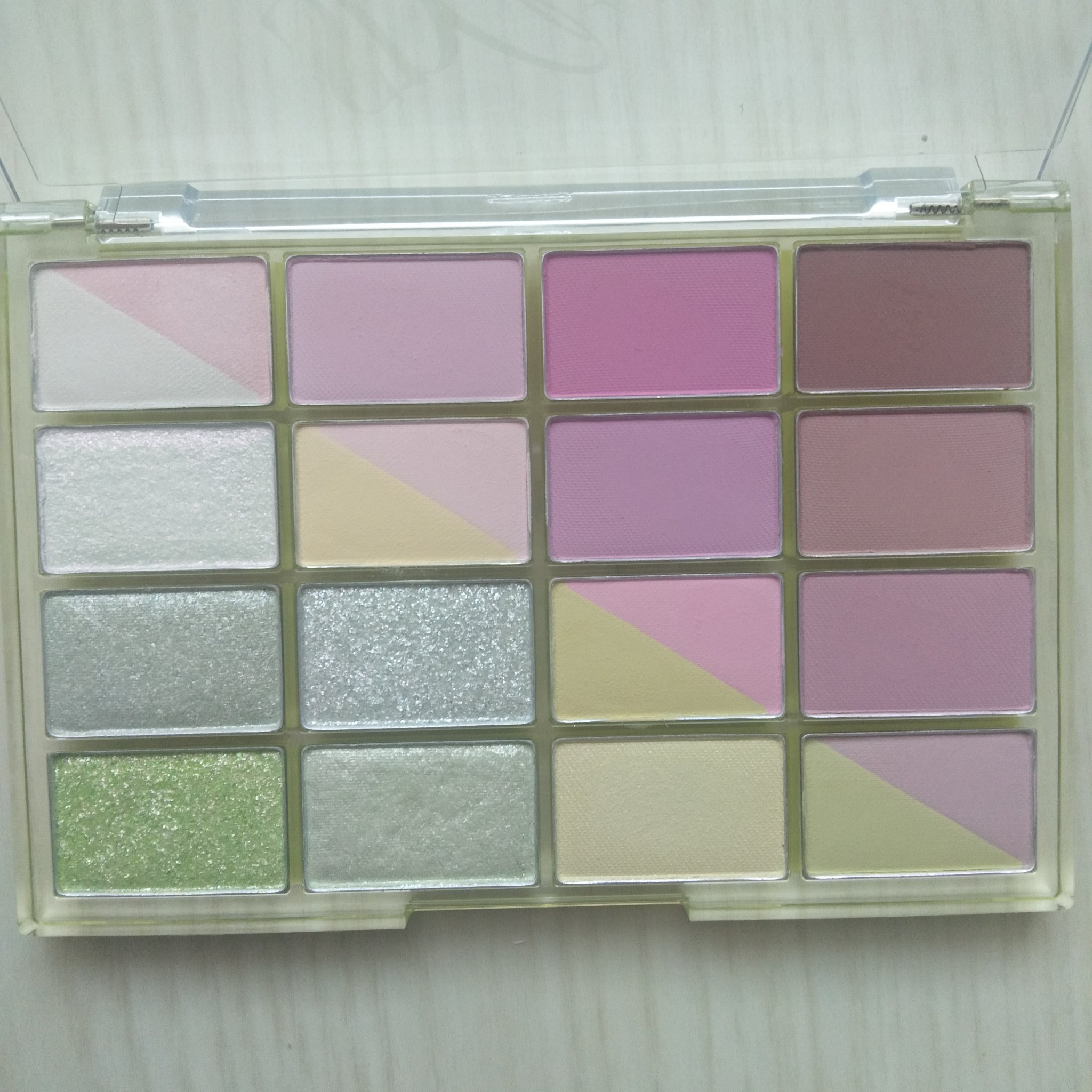 ソフトブラーリングアイパレット/wakemake/アイシャドウパレットを使ったクチコミ（2枚目）